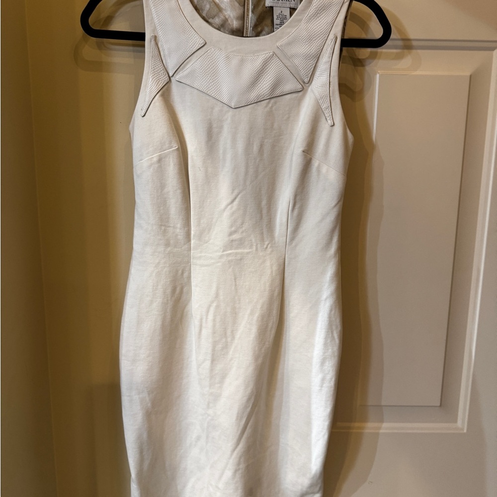 $300‎ Beautiful Carmen Marc Valvo White/LeatherTrim Dress size 2 Stunning